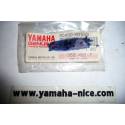 Passe fil de cache latéral origine YAMAHA FZ8 de 2011/2012 / FZ1 de 2006 à 2012