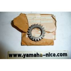 Pignon de pompe a eau origine YAMAHA pour YZ 125 de 1982